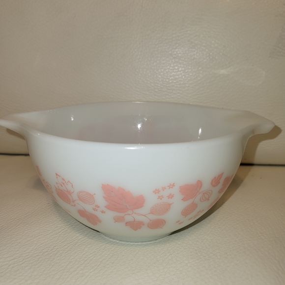 1 1/2 PT Cinderella Gooseberry Pink pattern Pyrex bowl - Picture 5 of 9